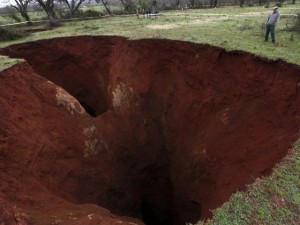 A picture of the giant sinkhole in Portugal.
